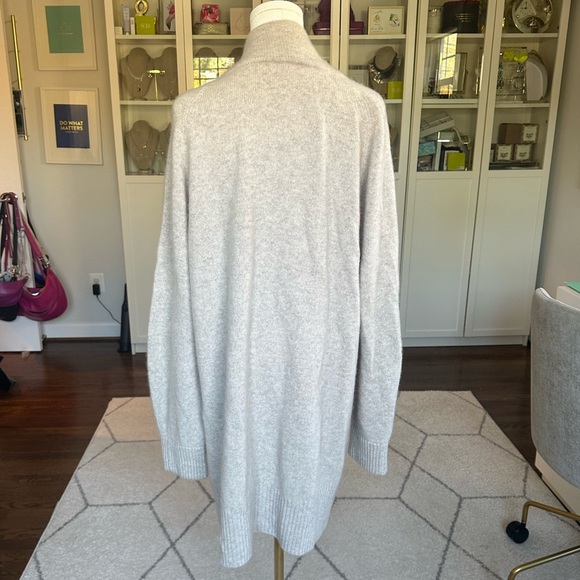 Like-New EUC VINCE Raglan Sleeve 100% Cashmere Cardigan in dove - Picture 7 of 13
